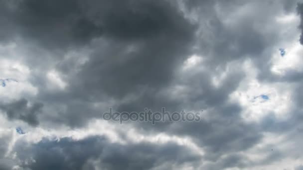 Las nubes se mueven en el cielo azul con el sol brillante que brilla. Plazo de entrega — Vídeos de Stock