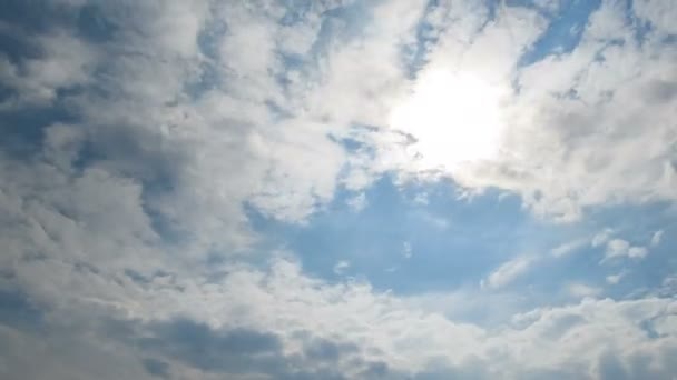 Las nubes se mueven en el cielo azul con el sol brillante que brilla. Plazo de entrega — Vídeos de Stock