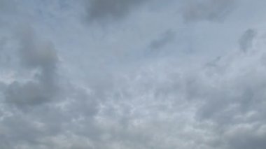 Gri yağmur bulutları gökyüzünde hareket ediyor. Timelapse