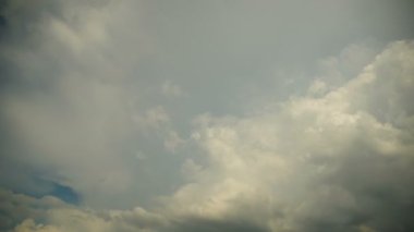 Gri yağmur bulutları gökyüzünde hareket ediyor. Timelapse