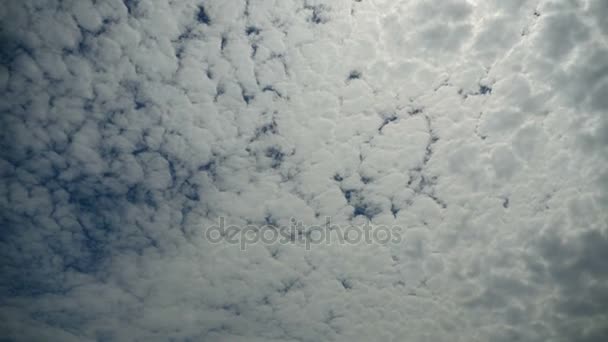 Le nuvole si muovono nel cielo blu. Scadenza temporale — Video Stock