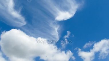 Bulutlar mavi gökyüzünde hareket ediyor. Timelapse