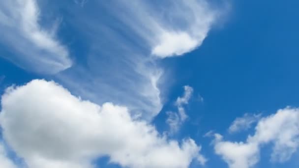 Mraky se pohybují na modré obloze. Timelapse — Stock video