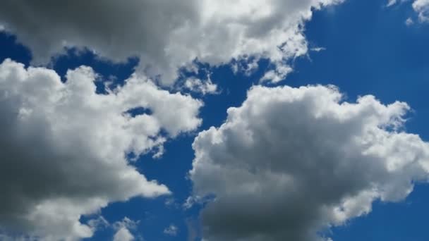 Nuvens movem-se no céu azul. Prazo de validade — Vídeo de Stock