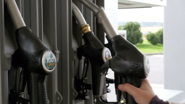 ガソリン スタンドで燃料ノズルを使用して女性の手。ガソリン スタンド。ガソリン スタンド. — ストック動画