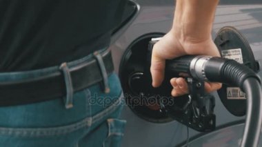 Adam dolum araba dizel yakıt ile. El arabasına yakıt ile doldurmak için benzin pompası ile mans.
