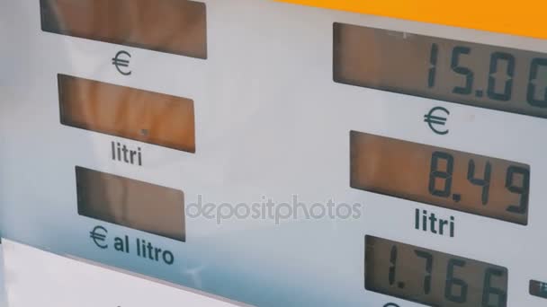 가스 펌프에서 소비자를 위한 상승 비용. 주유소 카운터 — 비디오