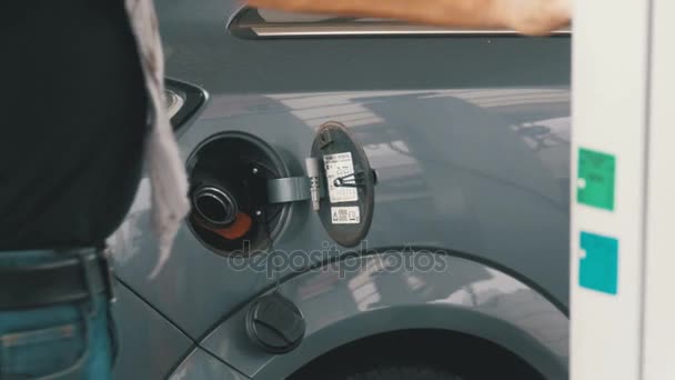 Hombre llenando el coche con combustible diesel. Mans mano usando una bomba de gasolina para llenar su coche con combustible . — Vídeo de stock