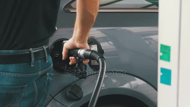 Homem enchendo carro com Diesel Fuel. Mans mão usando uma bomba de gasolina para encher seu carro com combustível . — Vídeo de Stock