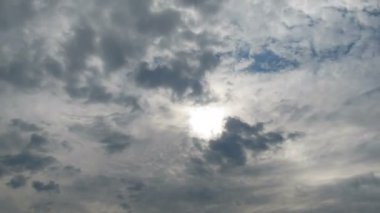 Bulutlar Sun Bright Shining ile mavi gökyüzünde hareket ediyor. Timelapse