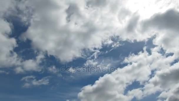 Felhők haladunk a kék ég, a fényes nap süt. TimeLapse — Stock videók