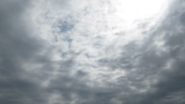 Σύννεφα κινούνται στο μπλε του ουρανού με φωτεινός ήλιος λάμπει. Timelapse — Αρχείο Βίντεο