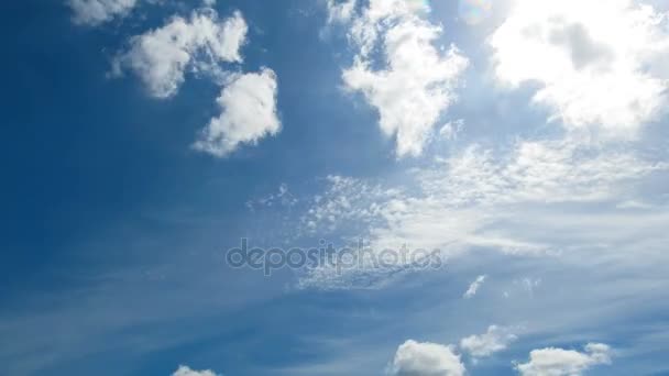 Les nuages se déplacent dans le ciel bleu avec un soleil brillant. Délai imparti — Video