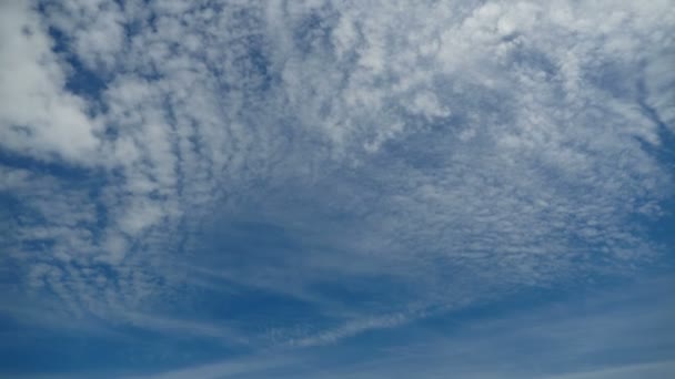 Bulutlar mavi gökyüzünde hareket ediyor. Timelapse — Stok video
