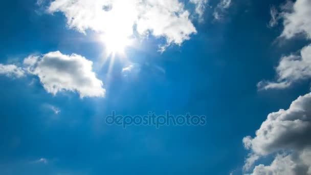 Wolken gaan in de blauwe hemel met Bright zon schijnt. Timelapse — Stockvideo