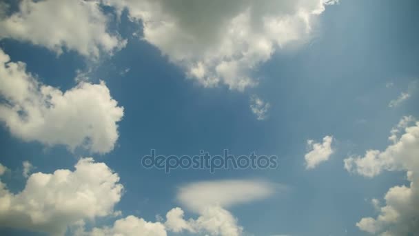 Les nuages se déplacent dans le ciel bleu. Délai imparti — Video