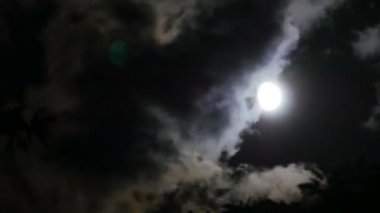 Dolunay gece gökyüzündeki Bulutların arasından taşır. Timelapse