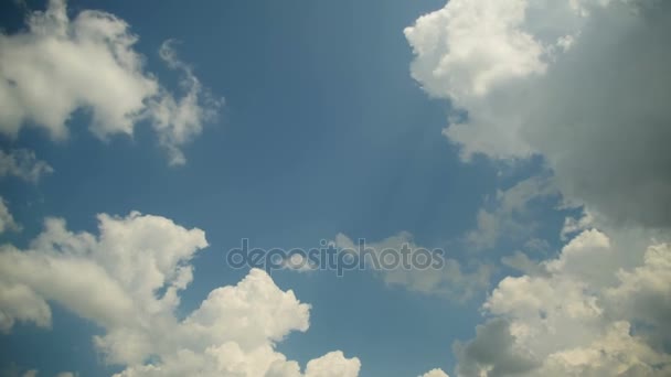 Wolken gaan in de blauwe hemel. Timelapse — Stockvideo