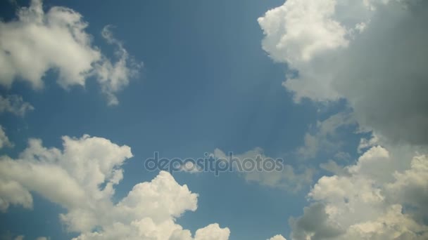 Nuvens movem-se no céu azul. Prazo de validade — Vídeo de Stock