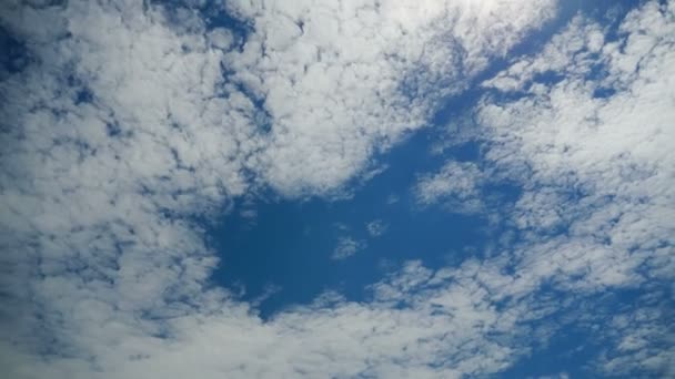 구름은 푸른 하늘에 움직이고 있다. Timelapse — 비디오