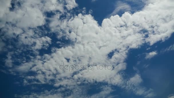 Хмари переходять у синьому небі. Timelapse — стокове відео