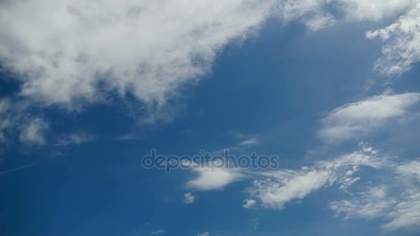 Wolken gaan in de blauwe hemel. Timelapse — Stockvideo