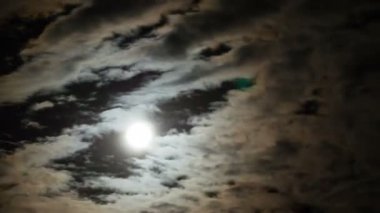 Dolunay gece gökyüzündeki Bulutların arasından taşır. Timelapse