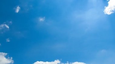 Bulutlar mavi gökyüzünde hareket ediyor. Timelapse