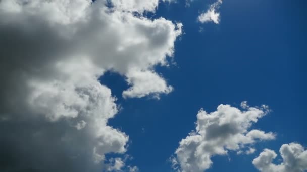 Mraky se pohybují na modré obloze. Timelapse — Stock video