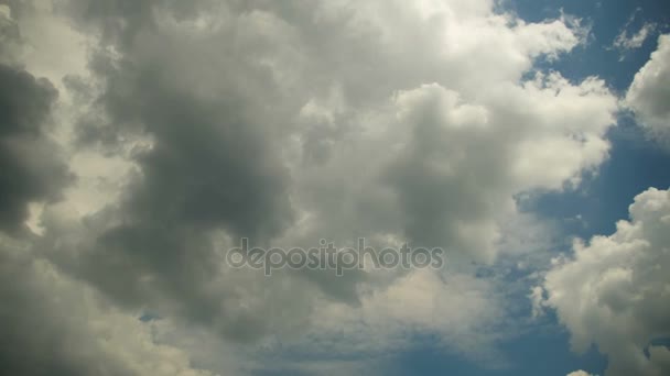 Nuvens movem-se no céu azul. Prazo de validade — Vídeo de Stock