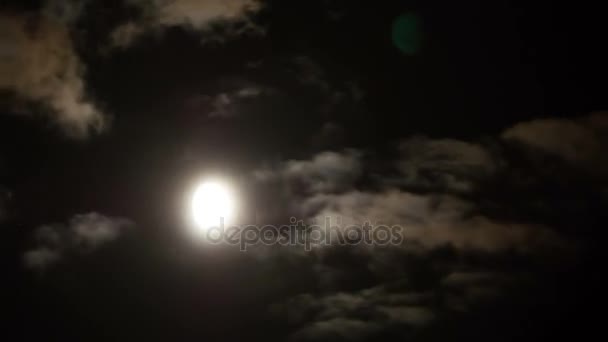 满月在夜空中穿过云层。时差 — 图库视频影像
