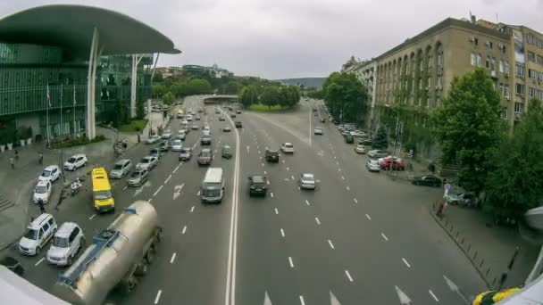 Tráfico de coches urbanos en la autopista en Tiflis Georgia. Cronograma — Vídeo de stock