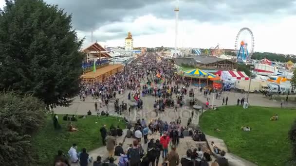 Вид сверху на толпу на центральной улице во время феста. Бавария, Германия. Timelapse — стоковое видео