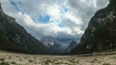 Bulutlar bir dağ Gölü ve Alp Dağları tepeleri üzerinde hareket ediyor. Timelapse