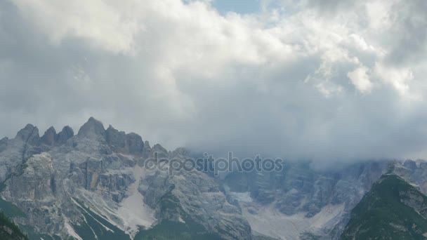 Las nubes se mueven sobre la cima de las montañas alpinas. Plazo de entrega . — Vídeos de Stock