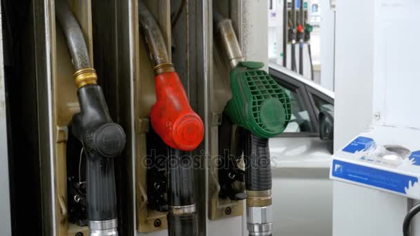 Boquilla de bomba de gasolina o gasolinera antigua. Estación de llenado. Gasolinera — Vídeo de stock