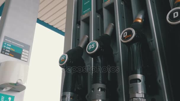 Mano de mujer usando boquillas de combustible en una gasolinera. Estación de llenado. Gasolinera . — Vídeo de stock