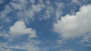 Bulutlar mavi gökyüzünde hareket ediyor. Timelapse