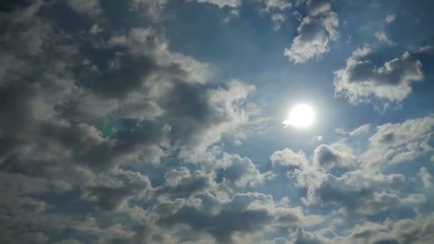 구름은 푸른 하늘에 움직이고 있다. Timelapse — 비디오