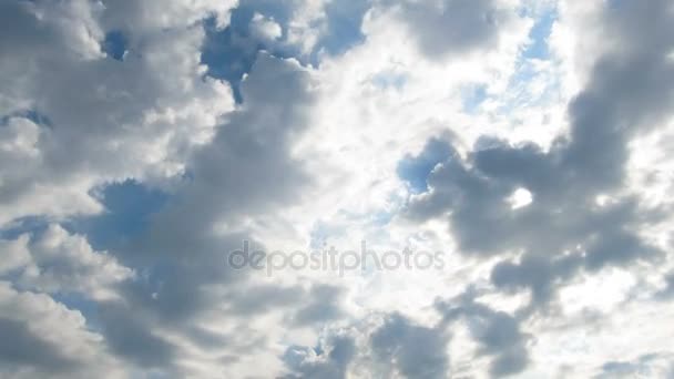 Nubes de lluvia gris se mueven en el cielo. Plazo de entrega — Vídeo de stock