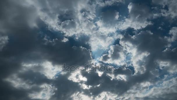 Bulutlar mavi gökyüzünde hareket ediyor. Timelapse — Stok video