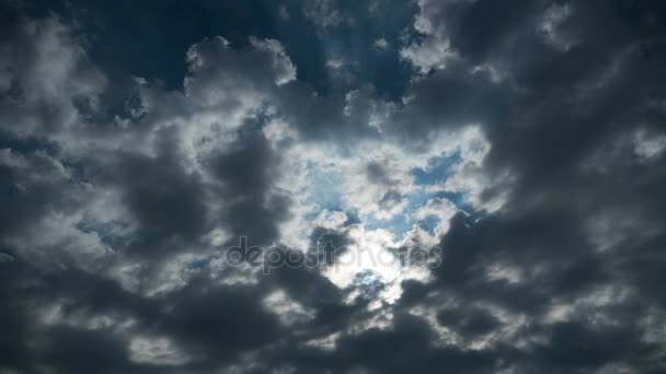 Wolken gaan in de blauwe hemel. Timelapse — Stockvideo