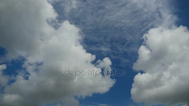 Chmury poruszają się w błękitne niebo. Timelapse — Wideo stockowe