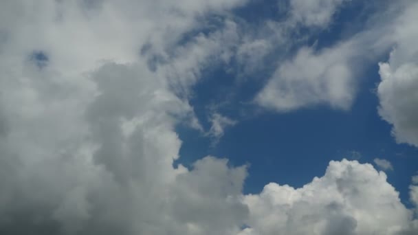 Wolken ziehen am blauen Himmel auf. Zeitraffer — Stockvideo