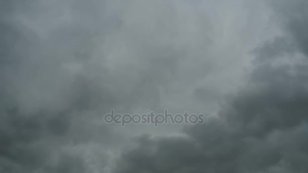 Grijze regenwolken gaan in de hemel. Timelapse — Stockvideo