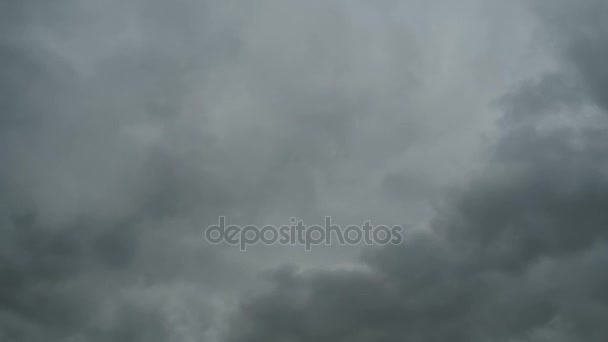 Des nuages de pluie gris se déplacent dans le ciel. Délai imparti 