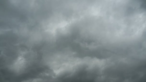 Nubes de lluvia gris se mueven en el cielo. Plazo de entrega — Vídeo de stock