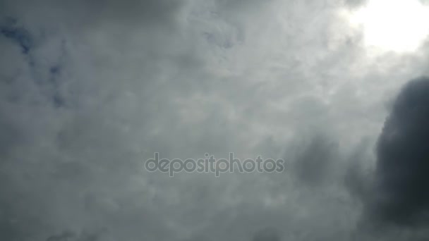 Nuvole di pioggia grigia si stanno muovendo nel cielo. Scadenza temporale — Video Stock