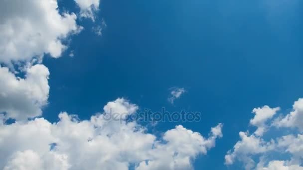 Wolken gaan in de blauwe hemel. Timelapse — Stockvideo