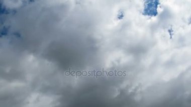 Gri yağmur bulutları gökyüzünde hareket ediyor. Timelapse